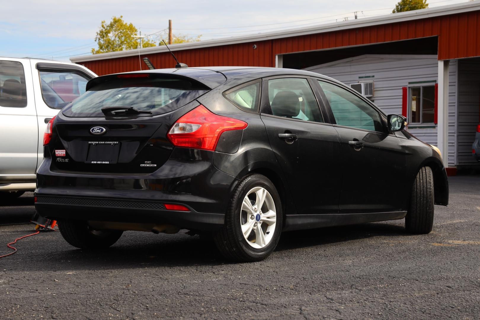 2014 BLACK FORD FOCUS SE Hatch (1FADP3K23EL) with an 2.0L L4 DOHC 16V engine, 5-SPEED MANUAL OR 6-SPEED AUTOMATIC transmission, located at 420 E. Kingsbury St., Seguin, TX, 78155, (830) 401-0495, 29.581060, -97.961647 - Photo#4